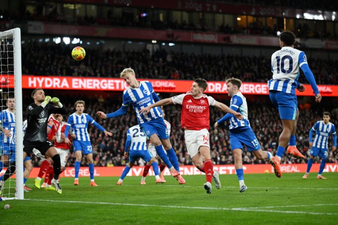 Arsenal firme en la punta de la Premier League tras ganarle en casa al Brighton 2-1