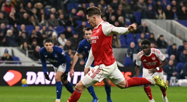 Arsenal mantiene liderazgo de la Premier League al superar 1-0 a Everton como visitante