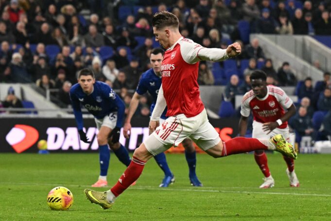 Arsenal mantiene liderazgo de la Premier League al superar 1-0 a Everton como visitante