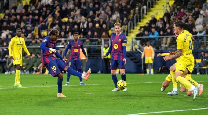 Líder Barcelona le ganó al Villarreal por 2-0 de visitante y mantuvo los cuatro puntos sobre el Real Madrid