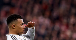 Real Maadrid goleó al Athletic Club 3-0 y sigue a un punto del líder Barcelona en la Liga de España