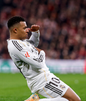 Real Maadrid goleó al Athletic Club 3-0 y sigue a un punto del líder Barcelona en la Liga de España