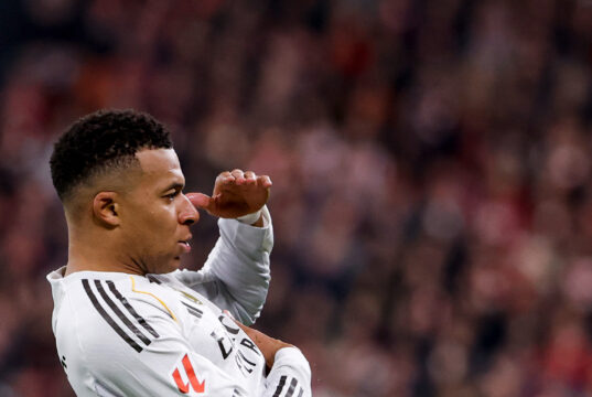 Real Maadrid goleó al Athletic Club 3-0 y sigue a un punto del líder Barcelona en la Liga de España