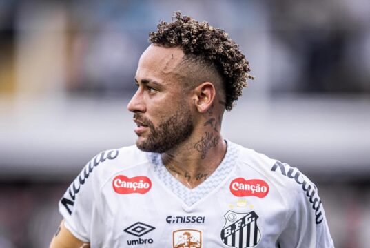 Neymar fue operado de la rodilla y espera recuperarse para llegar al Mundial 2026