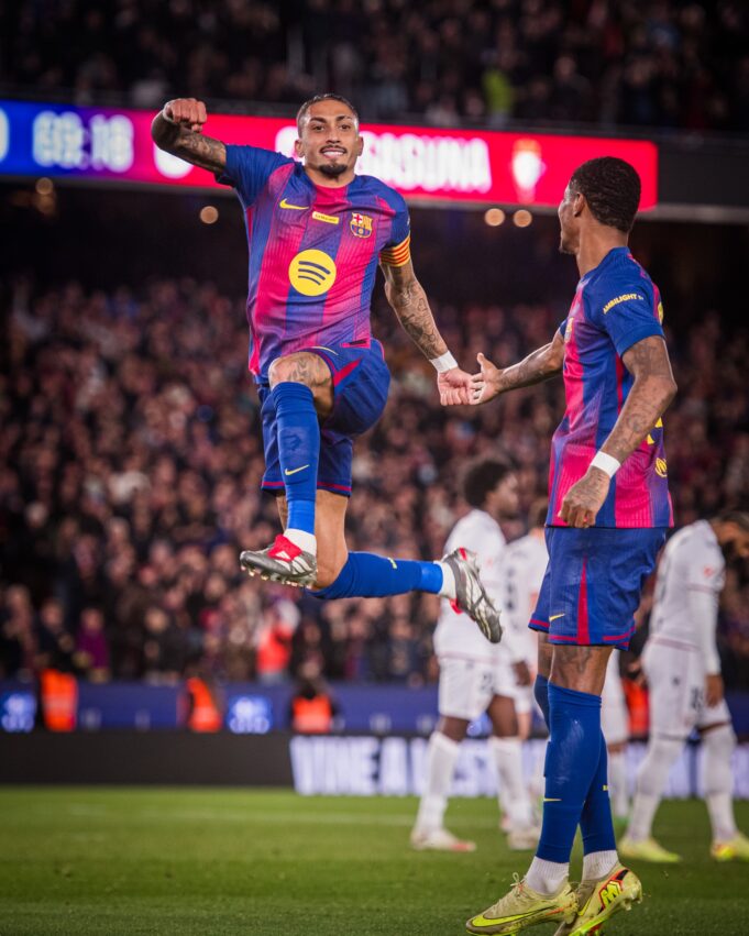 Barcelona venció al Osasuna 2-0 y sigue firme en la cima de la Liga de España