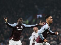 Astin Villa es tercero en la Premier League tras derrotar al Manchester United 2-1