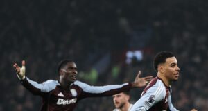 Aston Villa es tercero en la Premier League tras derrotar al Manchester United 2-1