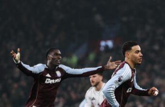 Astin Villa es tercero en la Premier League tras derrotar al Manchester United 2-1