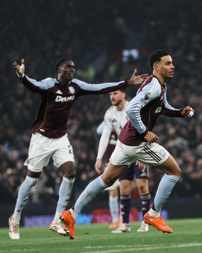 Aston Villa es tercero en la Premier League tras derrotar al Manchester United 2-1