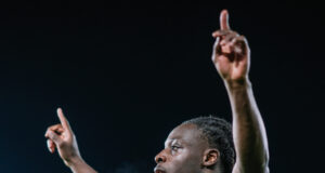 Manchester City se puso a dos del líder Arsenal con su triunfo de visita ante Fulham 5-4