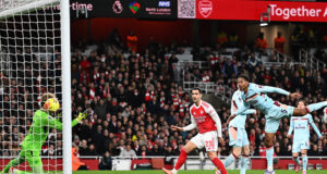 Arsenal camina firme al título de la Premier League al vencer a Brentford 2-0