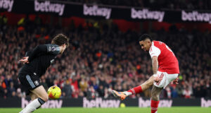 Arsenal goleó al Aston Villa 4-1 y se afianzó en la punta de la Premier League