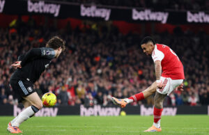 Arsenal goleó al Aston Villa 4-1 y se afianzó en la punta de la Premier League