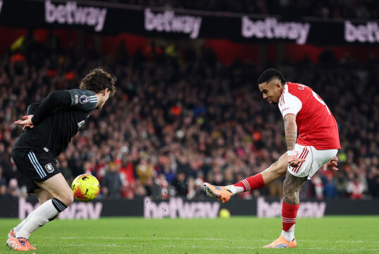 Arsenal goleó al Aston Villa 4-1 y se afianzó en la punta de la Premier League