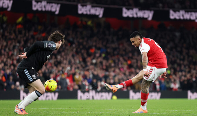 Arsenal goleó al Aston Villa 4-1 y se afianzó en la punta de la Premier League