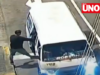 Golpean y arrojan a pasajero de combi informal en La Molina