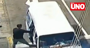 Golpean y arrojan a pasajero de combi informal en La Molina