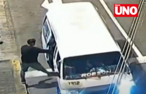 Golpean y arrojan a pasajero de combi informal en La Molina