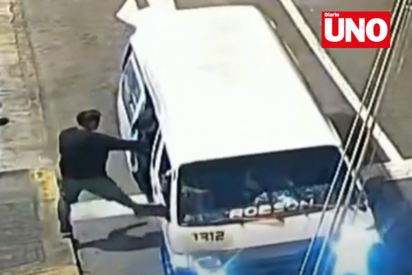Golpean y arrojan a pasajero de combi informal en La Molina