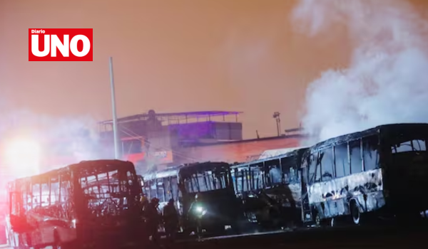 Incendio arrasa con 17 buses en cochera de Ate y deja a decenas de trabajadores sin sustento