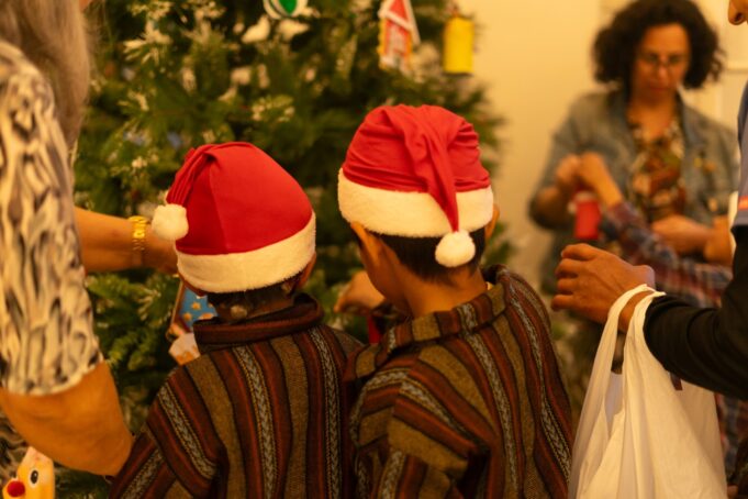Niños del Puericultorio Pérez Araníbar participan en el tradicional encendido del árbol navideño