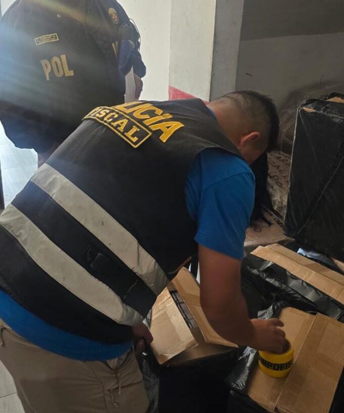 POLICÍA INCAUTA MILES DE CIGARRILLOS ILEGALESEN EMPRESA DE TRANSPORTES DE LA VICTORIA