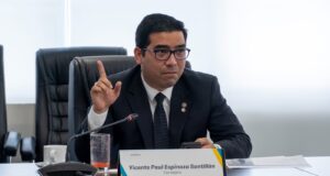 Consejero de Sunedu defiende su designación y denuncia intereses políticos en la institución.