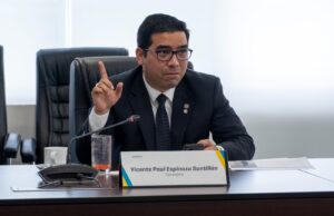 Consejero de Sunedu defiende su designación y denuncia intereses políticos en la institución.