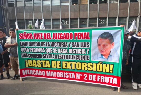 Fuera corruptos del Mercado de Frutas