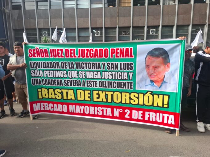 Fuera corruptos del Mercado de Frutas