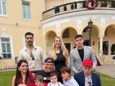 ‘Brad Pizza’ emocionado en compartir navideño con sus ‘cachorros’