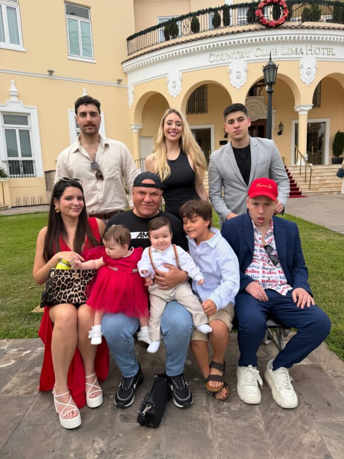 ‘Brad Pizza’ emocionado en compartir navideño con sus ‘cachorros’