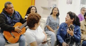 Pensionistas de la ONP llenan de espíritu navideño a la institución con emotiva activación