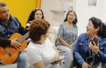 Pensionistas de la ONP llenan de espíritu navideño a la institución con emotiva activación