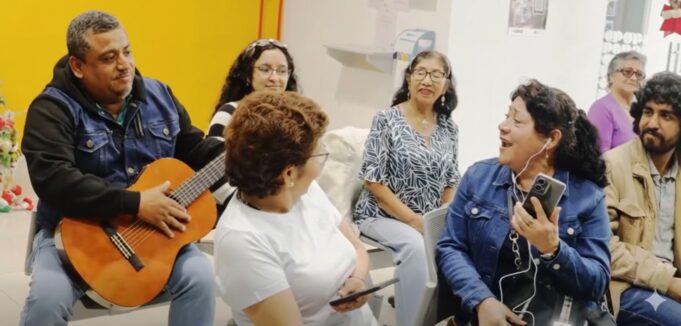 Pensionistas de la ONP llenan de espíritu navideño a la institución con emotiva activación