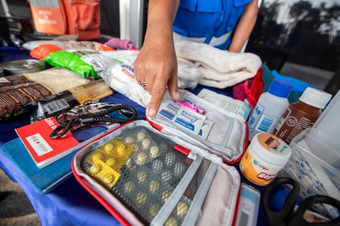 Agua, alimentos y medicamentos: EsSalud enseña cómo armar una mochila de emergencia