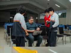 Donan laptops a estudiantes de Alto Rendimiento en Cajamarca