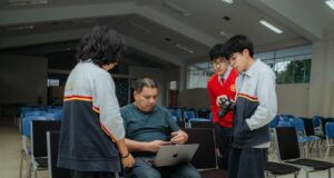 Donan laptops a estudiantes de Alto Rendimiento en Cajamarca