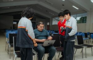 Donan laptops a estudiantes de Alto Rendimiento en Cajamarca