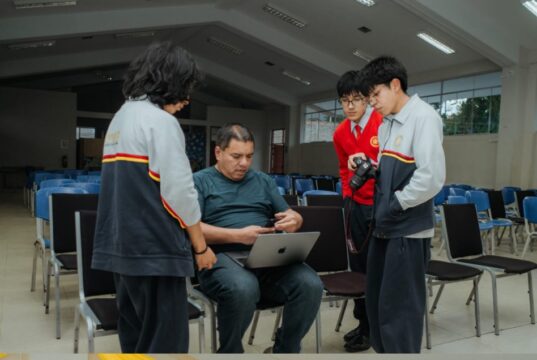 Donan laptops a estudiantes de Alto Rendimiento en Cajamarca