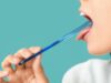 Limpieza lingual: el hábito que ayuda a prevenir el mal aliento y mejora la salud bucal