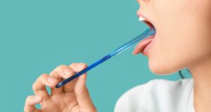 Limpieza lingual: el hábito que ayuda a prevenir el mal aliento y mejora la salud bucal