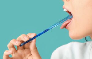 Limpieza lingual: el hábito que ayuda a prevenir el mal aliento y mejora la salud bucal