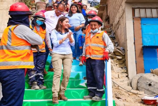 Ministra del Midis supervisó mantenimiento de escaleras en asentamientos humanos