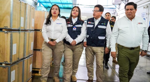 Ministro del Interior y superintendente de Migraciones reciben lote de 200 000 libretas de pasaporte