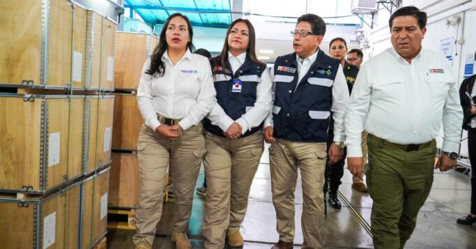 Ministro del Interior y superintendente de Migraciones reciben lote de 200 000 libretas de pasaporte