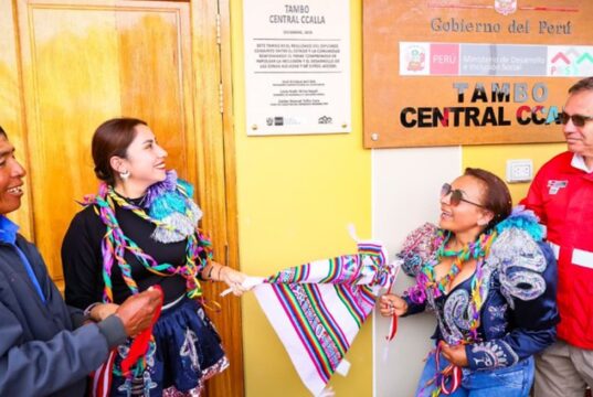 Población de Azángaro, Puno, brindó cálido recibimiento a la ministra Lesly Shica durante inauguración del Tambo Central Ccalla