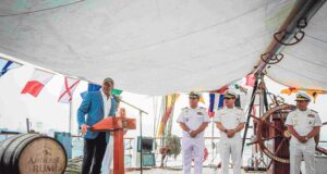 Marina de Guerra del Perú y Destilería Don Michael presentan destilados premium peruanos de edición limitada cuyas barricas recorrieron el mundo