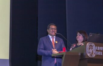 Presidente del Directorio de Caja Huancayo reconocido como embajador de los Premios +50 Emprende Perú