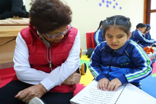 Ministerio de Educación presenta la primera biblioteca infantil para estudiantes con discapacidad visual